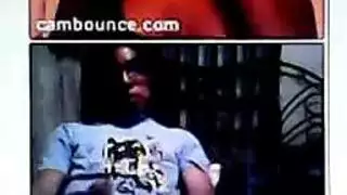 ناضجة، امرأة خشب الأبنوس مع قناع على وجهها من المفترض أن تفعل وظيفتها جيدا