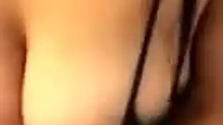يخليها نايمة و يقلعها و ينكها و يفشخها