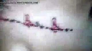 أحمر الشعر الفرخ تقلع قميصها الساتان ويظهر الثدي الدانتيل، ثم مع أقدامها العارية