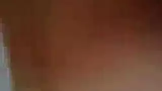 مارس الجنس فاتنة الحسية في حوض الاستحمام والحصول على الوجه
