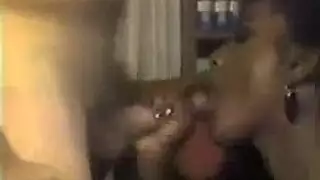 فتاة ريترو عضلية في شباك صيد وبنطلون جينز ، تأخذ ثلاثة دونغ في 2. فتاة ريترو عضلية في شباك صيد وبنطلون جينز ، تأخذ ثلاثة دونغ في 2.