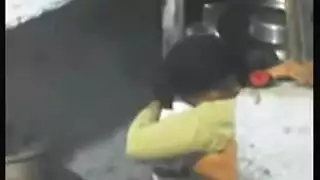 يزنق جارته المليانة تحت السلم و تفعيص و نيك و بوس