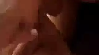 فيلم جنس فموي رطب مع الرجل الوسيم الذي يضخ قضيبه بسهولة إلى جونز الساخن