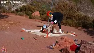 لقد نسيت الجدة أن توسم تركيا ، لذلك أخذتها في يدي ومارس الجنس معها أيضًا