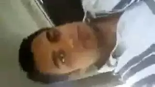 فتاة هندية جميلة تمص الزب في السيارة