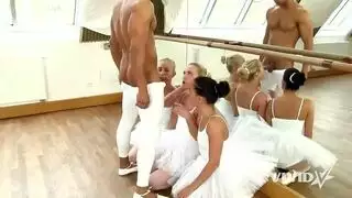يصبح ثلاث راقصات ورجل صديقين حميمين