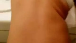 سخيفها على طاولة الحمام