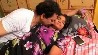 بعد قبلة قصيرة، زوجان مثليه، أوبري وصياد كيلي هو لعق بوس بعضهم البعض