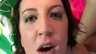 امرأة سمراء لطيف تمتص الديك ويبتلع نائب الرئيس