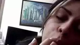شقراء قرنية اللعب مع دسار لها في الهواء الطلق