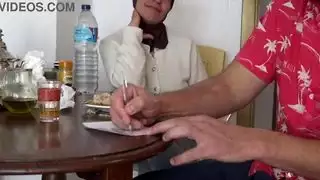 عائلة تركية متطرفة: تشتري ربيب قضبان قشرة كبيرة لممارسة الجنس مع كس الشعر
