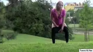 نزلت فاتنة المثيرة على ركبهم أمام رجل امتص ديكه