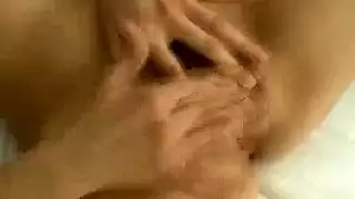 فتاة صغيرة جميلة تعطي الرأس إلى رجل ناضج.