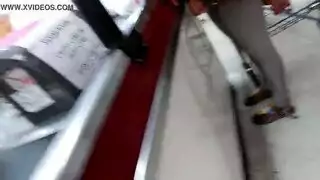 اثنين من السيدات مثير مع وجوه جميلة تواجه اللعنة عارضة ، بينما في الهواء الطلق