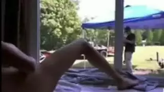 البستاني قرنية يحمل بوسها