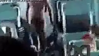 تستمتع فاتنة عارية في حذاء أسود بكعب عالٍ كما لم يحدث من قبل ، بينما يراقب شريكها