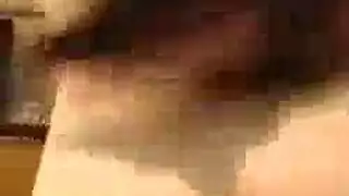 اثنين من الفتيات الساخنة التدخين يدقون بشغف الهرة بعضهم البعض في سرير ضخم.