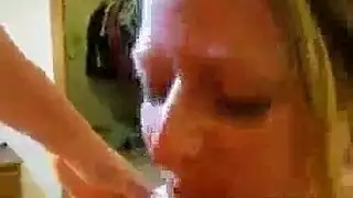 جميل في سن المراهقة مص ديك قبل الحصول على حفر بجد
