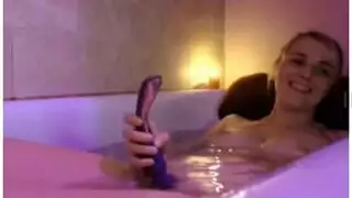 مراهق مشعر في منتصف الحمام