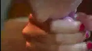 الفتاة الآسيوية الصغيرة التي تحول افتتان صديقتها إلى ممارسة الجنس مع رجل عشوائي