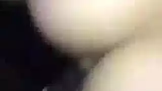 العاهرة الحمار الكبيرة هي وجود كس حفر، في حين أن صديقها مشغول جدا لمشاهدة.