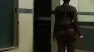 مثليات خجولة بالإصبع كل كس العصير الآخر بمجرد خروجها من الحمام.