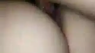 امرأة سمراء حلوة تقلع ملابسها الداخلية المثيرة في غابة عامة وتظهر العضو التناسلي النسوي للكاميرا.