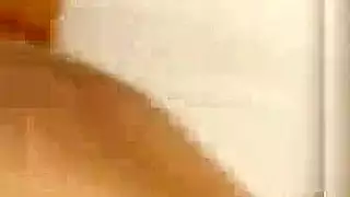 مراهق حار عارية في حمام السباحة.