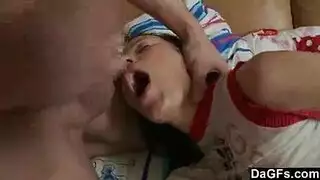 جميلة في سن المراهقة كيت ركوب على رجلها