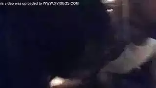 فتاة الهواة ترفع ساقيها عالية ويحصل على اللحوم الصلبة الصخور عصا بعقب لها.
