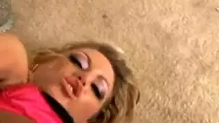 امرأة سمراء ناضجة ، تشيلسي مايلي راكعة على الأرض في المطبخ ، وتمتص كس