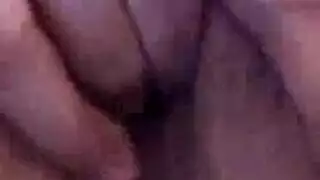 جينا جريس هي دعابة الديك المرنة السعيدة ، على الرغم من أنها تبدو وكأنها تحب ما تشعر به