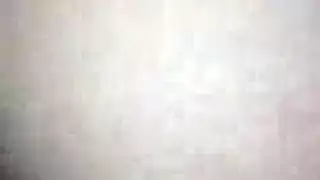 كان نحيل فيكي هوب وكيتي يركعون ويجلسون أمام حبيبها ، بعد مص قضيبه