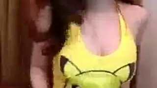 تحصل مارس الجنس فتاة واحدة مع الحمار كبيرة في شقتها واللعب مع بوسها الحلو