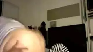عرق السباق الحلو فاتنة يشارك الديك من رجل عجوز لأول مرة.