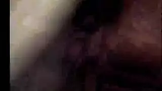 جميلة نحيل علي يبرز صديقها.