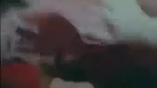 امرأة سمراء ريترو مثير تمتص الديك ويحصل على ديك