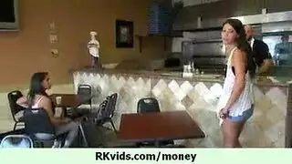 الفاسقات المزركش يدفعن لنجم الروك