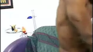 امرأة سمراء ذات شعر داكن ، فتاة أفريقية تعطي اللسان لرجل شاب ، في غرفة النوم