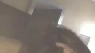 زوجة سمراء لديها بونر مكثفة ضخمة