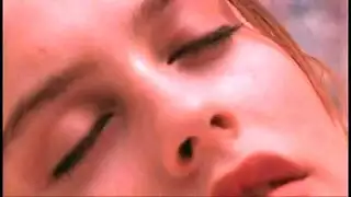 حصلت أليسيا سيلفرستون على بعض أجزاء الجسم الساخنة التي تدخن