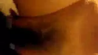 صديقة الساخنة تلعب مع بوسها الناعم ، في حين أن رجلها المقرن يلعق بوسها الضيق