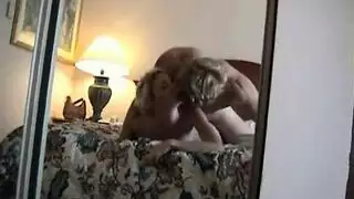زوجين مثليه الحسية يلعبون على الكاميرا.