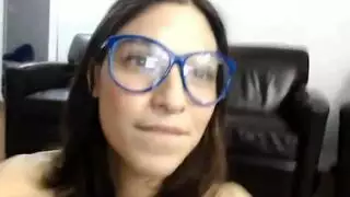 رجل واثنين من الكلبات يمارسون الجنس الثلاثي