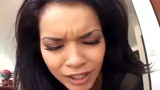 امرأة سمراء الساخنة في السراويل الساخنة واستمنى الكعب العالي
