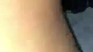 امرأة الأبنوس في اللباس الأزرق على وشك تمتص الديك الأسود الكبير، حتى تنفجر