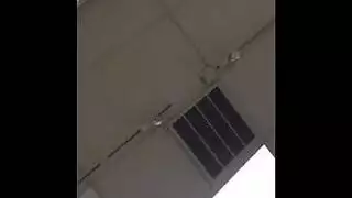 العاهرة الشقراء الغريبة مع الثدي الصغيرة تمتص وركوب الديك الصلب ، على الدرج.