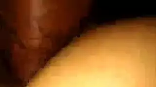 عاهرة آسيوية حلوة تمتص الديك وتحصل عليه داخل بوسها المشعر ، كما لم يحدث من قبل