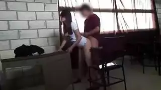 امرأة سمراء مع النظارات تنتشر ساقيها واسعة للحصول على بوسها محشوة مع الديك