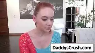 عرضت أثينا راين كس مبلل لرجل، في حين أن الطالب الذي يذاكر كثيرا كان يراقبهم في العمل